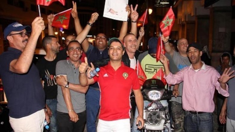 مسيرة بالأعلام الوطنية تجوب شوارع طنجة وتهتف بحياة الملك