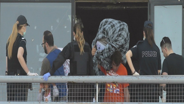 اليونان تفكك شبكة لتهريب المهاجرين