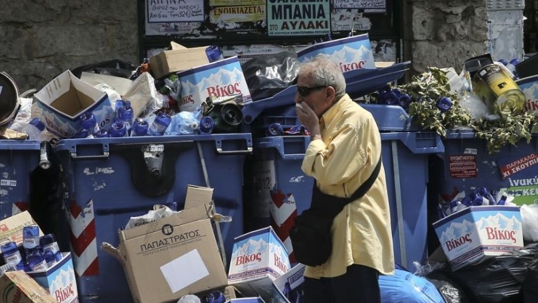 تراكم القمامة في شوارع أثينا وضواحيها
