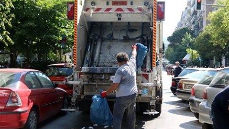 العاملون في جمع القمامة يعلقون واضرابهم جمع القمامة على الفور