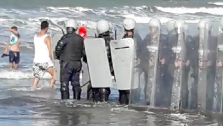 :حراك الحسيمةتدخل القوات العمومية التي حاولت عناصرها تعقبهم من أجل تفريقهم وسط البحر