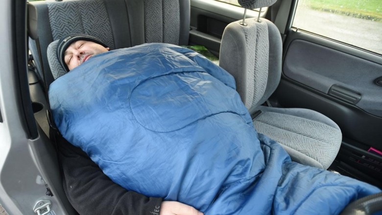 مغاربة بإسبانيا اتخذوا من سياراتهم منازل لهم