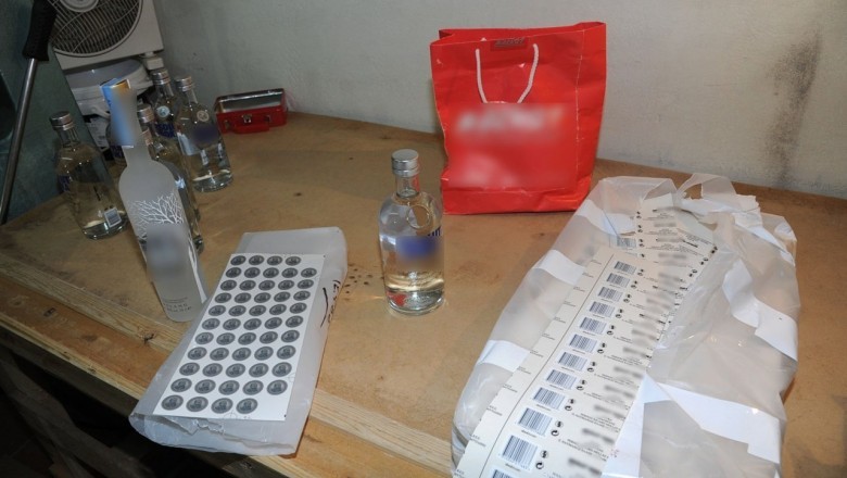 فخ لدائرة الاتجار بالمشروبات القنابل μπόμπες وحجز طن من الكحول الغير قانوني