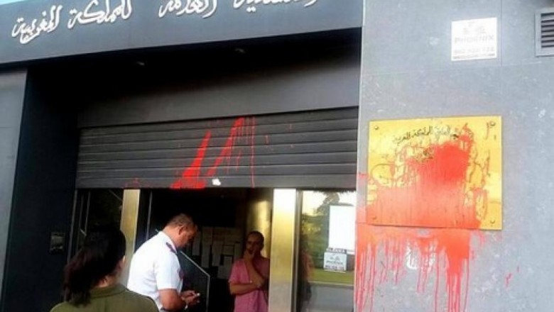 لون الدم  يلطّخ قنصلية مغربية  بإسبانيا بعد الهجوم الدموي الذي هز مدينة برشلونة