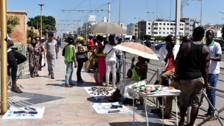 سلطات الرباط تطرد باعة أفارقة  الذين يفترشون الأرض أمام باب شالة