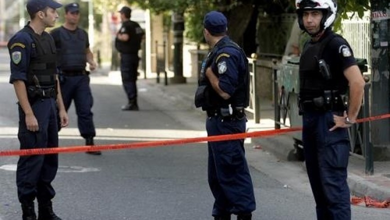 في بيريستيري بأثينا، مصري 53 عاما، يقتل، ابنه البالغ من العمر 18 عاما، في المنزل