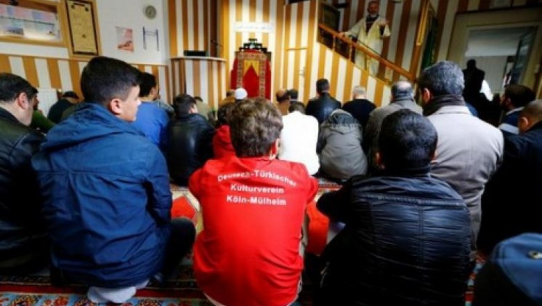 الإمام المغربي في البلدان الأوروبية مخاطر التطرف و هل كل من يؤم الناس في الصلاة يستحق صفة الإمام؟