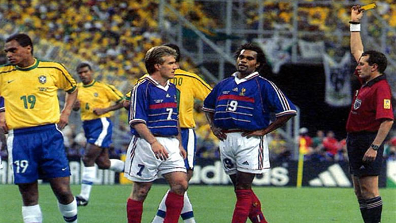 التحكيم المغربي يغيبُ عن مونديال رُوسيا وحضور للتحكيم القطري، الجزائري، البحريني والاماراتي