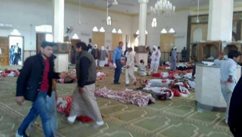  235 قتيلا و80 جريحا في تفجير مسجد أثناء صلاة الجمعة بمصر