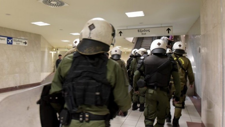  الحكومة اليونانية  تدعم محطات المترو بقوات خاصه من الشرطة  بأثينا