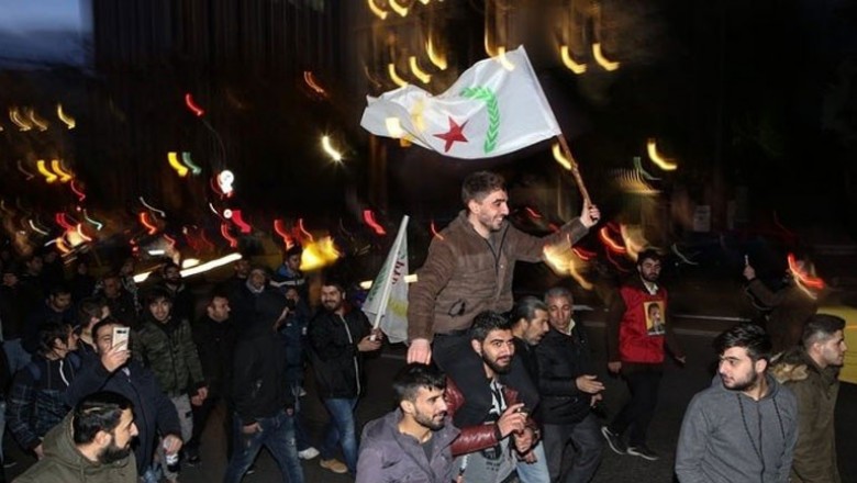 قام الاكراد بمسيرة في وسط اثينا متوجهين الى مكاتب الامم المتحدة ضد الرئيس التركي اردوغان على  الاعتداء من قبل تركية 