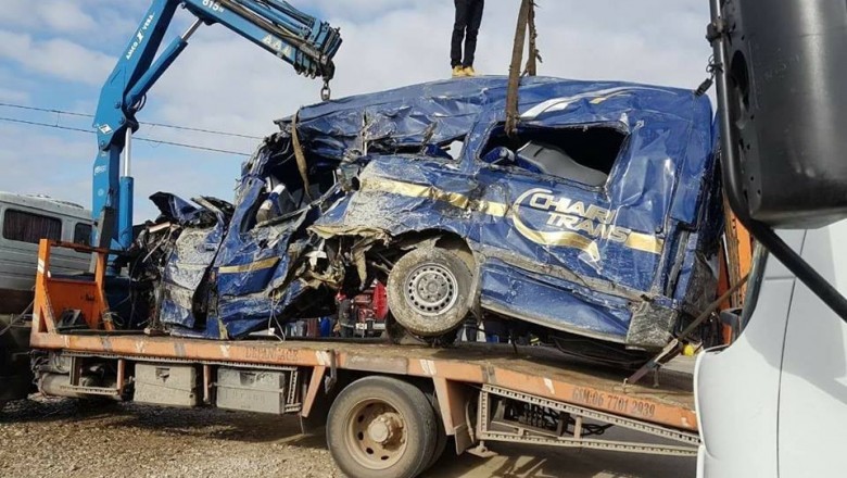 6 قتلى وإصابت 14 آخرين في اصطدام قطار بضائع بحافلة لنقل العمال بطنجة