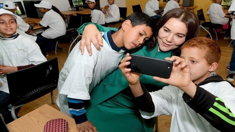 H &pi;&rho;&iota;&gamma;&kappa;ί&pi;&iota;&sigma;&sigma;&alpha; &tau;&omicron;&upsilon; &Mu;&alpha;&rho;ό&kappa;&omicron;&upsilon; Lalla Hasnaa &epsilon;&pi;&iota;&sigma;&kappa;έ&pi;&tau;&epsilon;&tau;&alpha;&iota; &tau;&omicron; &omicron;&iota;&kappa;&omicron;&lambda;&omicron;&gamma;&iota;&kappa;ό &sigma;&chi;&omicron;&lambda;&epsilon;ί&omicron; Al Masjid &sigma;&tau;&omicron; A&iuml;n Aouda &nu;&omicron;&mu;ό&sigmaf; Skhirat-T&eacute;mara