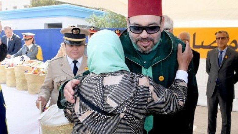 الملك محمد السادس  يوزع قفة رمضان وسط أحد أفقر الأحياء بمدينة سلا بغلاف مالي  لعملية "رمضان 1439"، يقدر ب 80 مليون درهم
