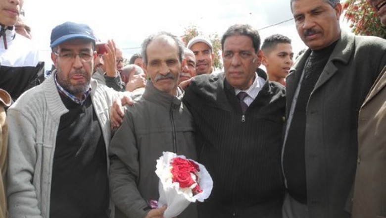  إطلاق سراح أستاذ خريبكة بعد تنازل عائلة الضحية و تلميذته تستقبله بالورود !