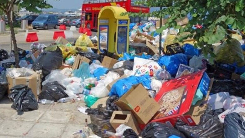 آلاف الأطنان من القمامة تتكدس في شوارع وميادين كيركيرا