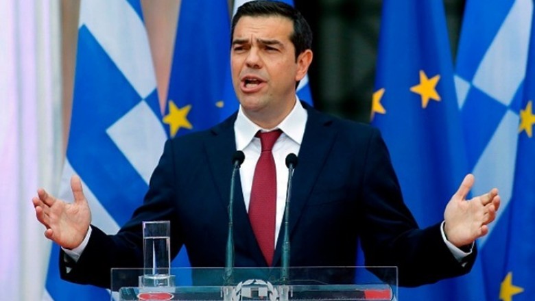 اخيرا رئيس وزراء اليونان  أليكسيس تسيبراس ارتدى ربطة عنق بعدما  خلص بلاده من برنامج الانقاذ الأوروبي
