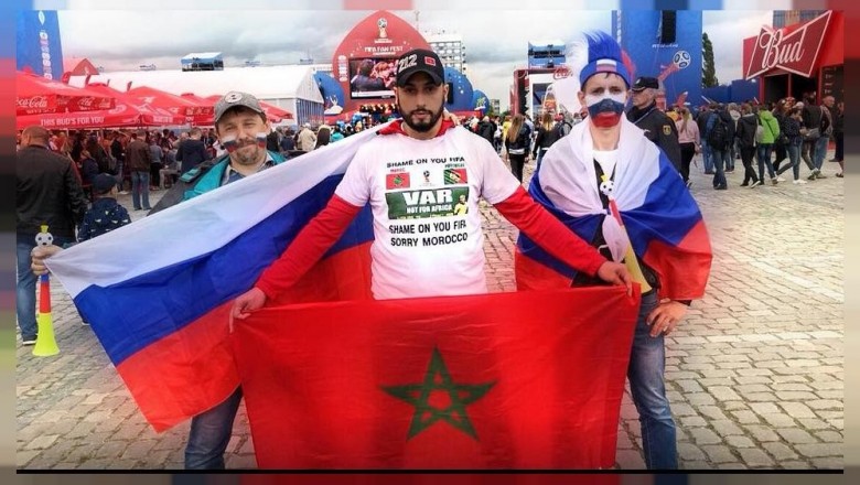 توقيف مشجع مغربي أمريكي وإرغامه على مغادرة روسيا لارتدائه قميصا ينتقد فيفا