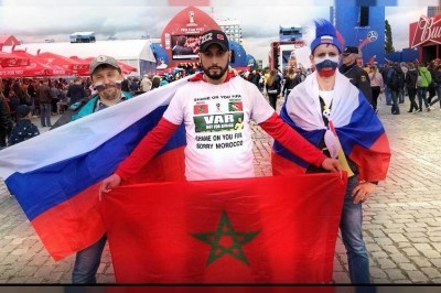 توقيف مشجع مغربي أمريكي وإرغامه على مغادرة روسيا لارتدائه قميصا ينتقد فيفا