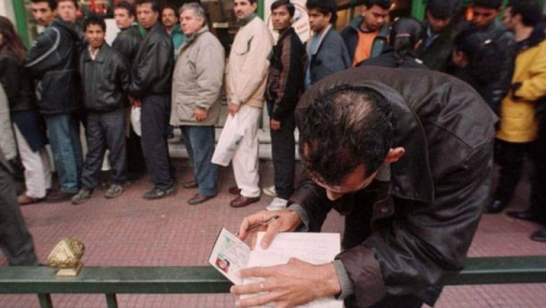 Εξαρθρώθηκε εγκληματική οργάνωση που εξέδιδε παράνομες άδειες διαμονής σε αλλοδαπούς