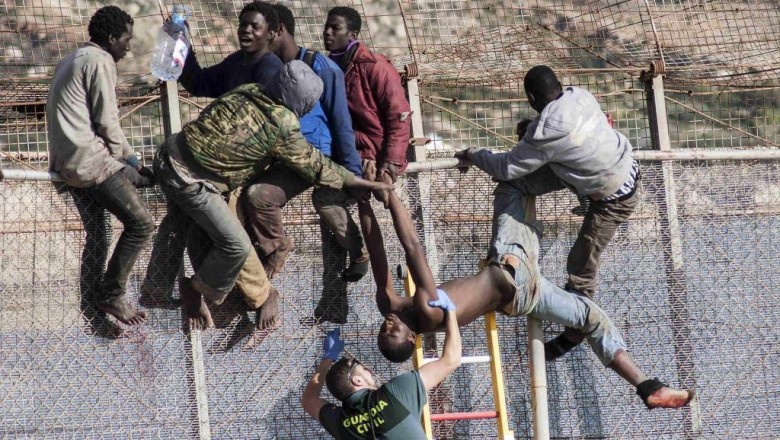زحف 40 ألف مهاجر إفريقي نحو أوربا انطلاقاً من المغرب يثير الرعب في إسبانيا !