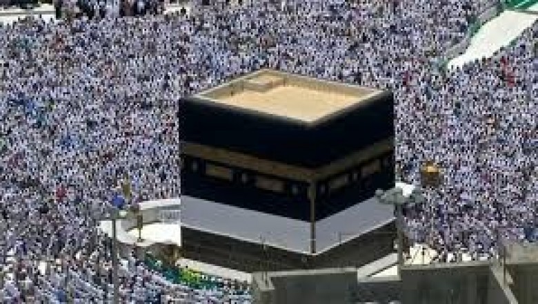 حوالي مليوني حاج يؤدون صلاة الجمعة قبل البدء بمناسك الحج