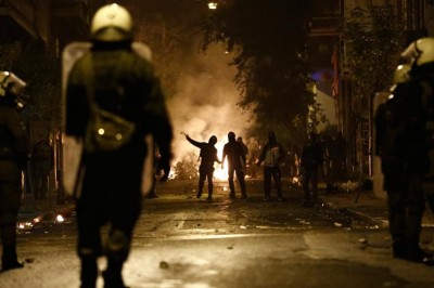 اشتباكات بين الشرطة اليونانية والطلبة في أثينا وثيسالونيكي في الذكرى العاشرة لمقتل الشاب أليكساندروس غريغوروبولوس